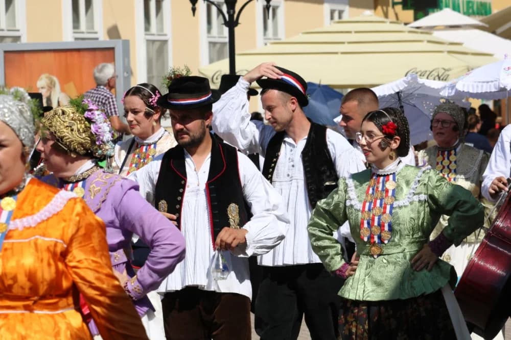 /VELIKA FOTOGALERIJA/ Ljepota tradicije i bogatstvo narodnih običaja dočarana na 58. Đakovačkim vezovima