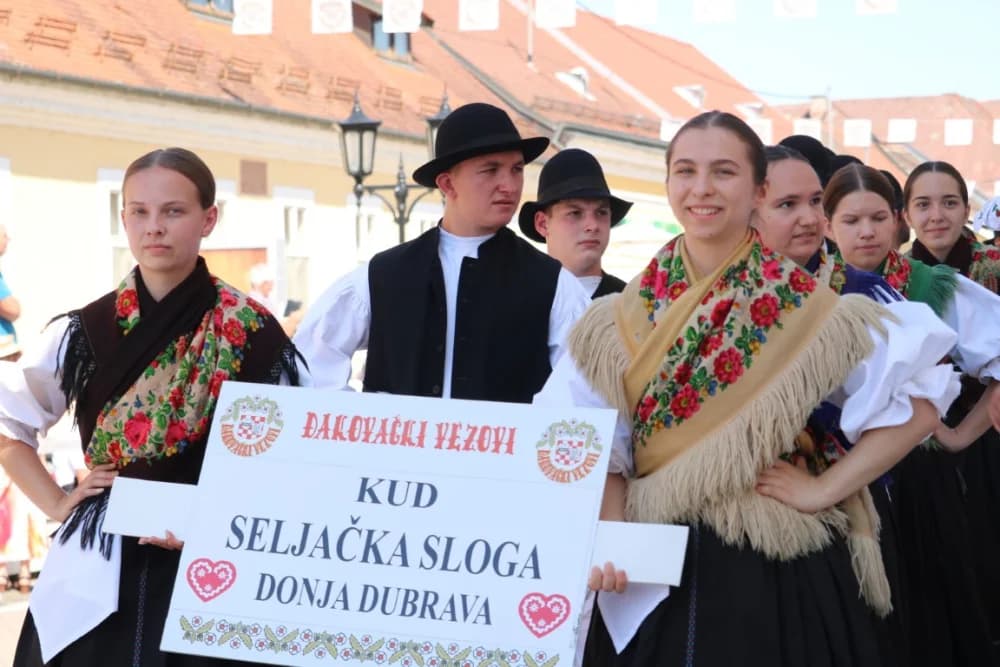 /VELIKA FOTOGALERIJA/ Ljepota tradicije i bogatstvo narodnih običaja dočarana na 58. Đakovačkim vezovima