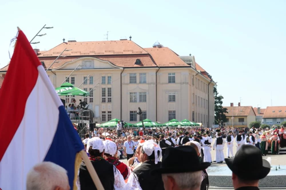 /VELIKA FOTOGALERIJA/ Ljepota tradicije i bogatstvo narodnih običaja dočarana na 58. Đakovačkim vezovima