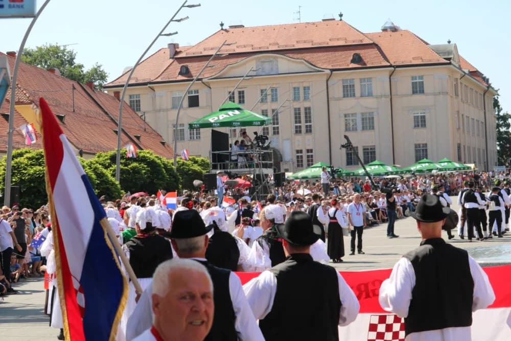 /VELIKA FOTOGALERIJA/ Ljepota tradicije i bogatstvo narodnih običaja dočarana na 58. Đakovačkim vezovima
