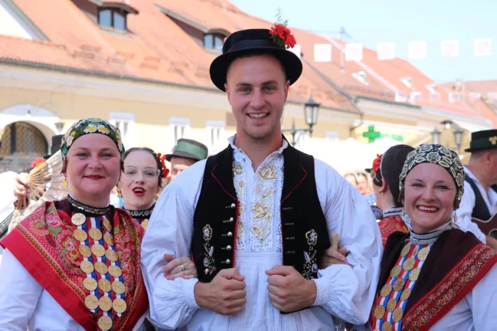 /VELIKA FOTOGALERIJA/ Ljepota tradicije i bogatstvo narodnih običaja dočarana na 58. Đakovačkim vezovima