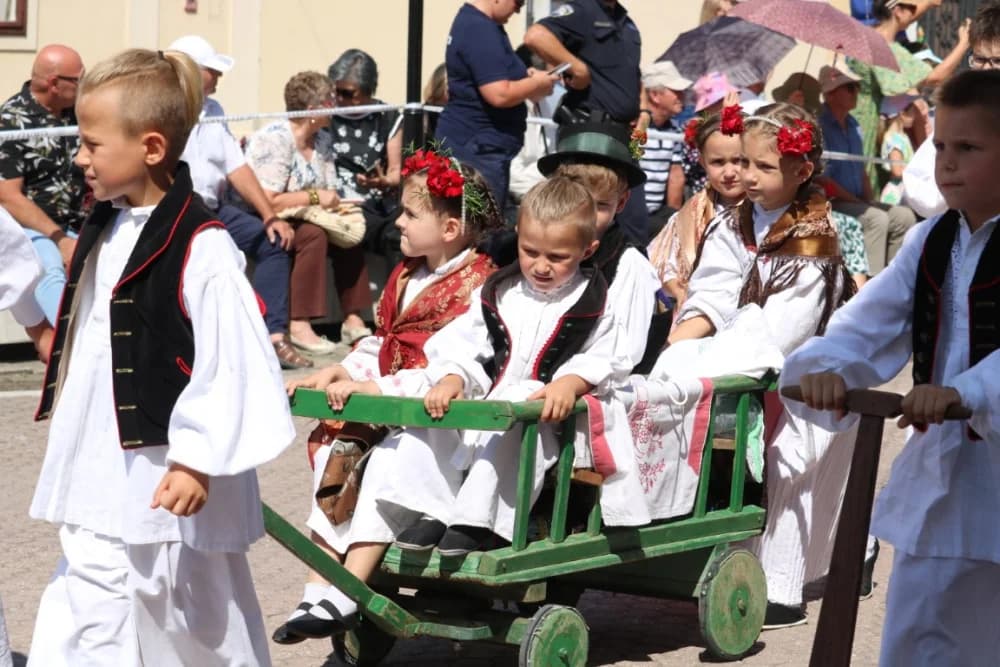 /VELIKA FOTOGALERIJA/ Ljepota tradicije i bogatstvo narodnih običaja dočarana na 58. Đakovačkim vezovima
