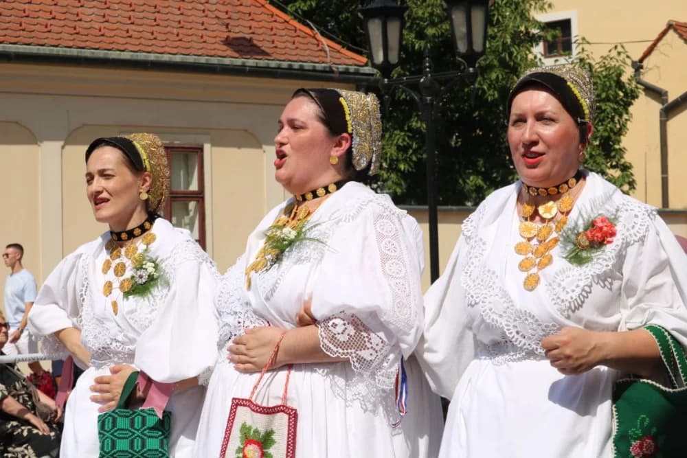 /VELIKA FOTOGALERIJA/ Ljepota tradicije i bogatstvo narodnih običaja dočarana na 58. Đakovačkim vezovima