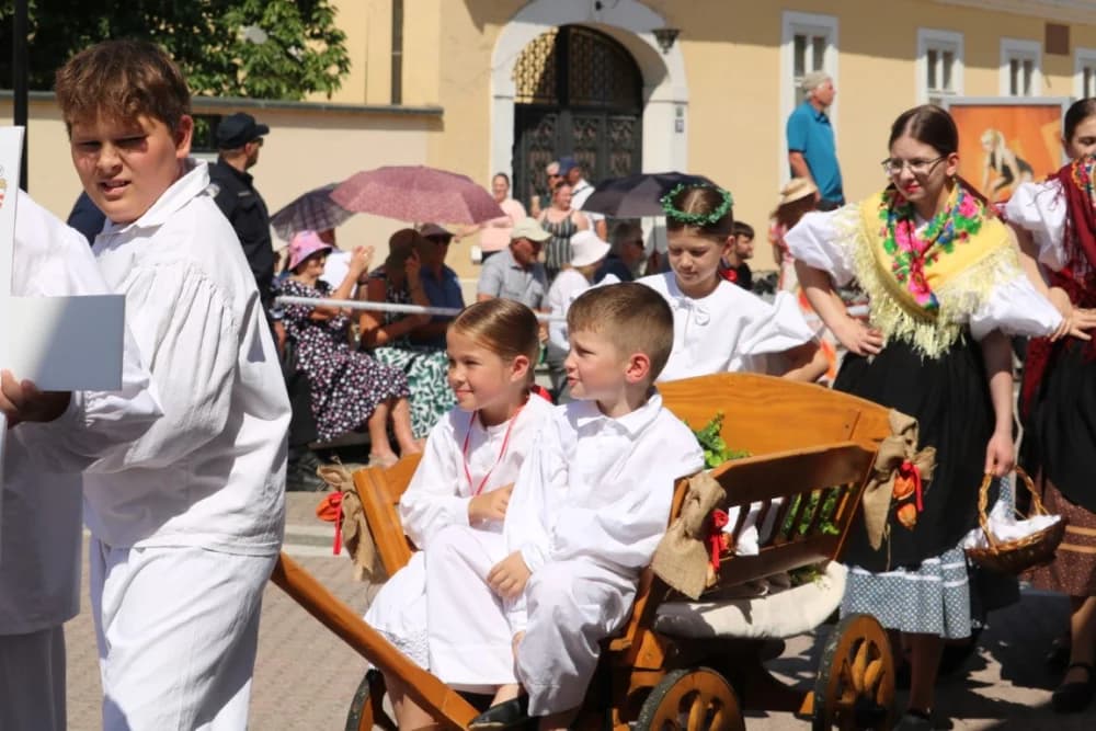 /VELIKA FOTOGALERIJA/ Ljepota tradicije i bogatstvo narodnih običaja dočarana na 58. Đakovačkim vezovima