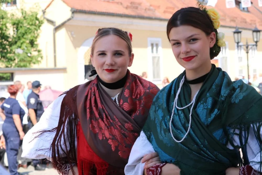 /VELIKA FOTOGALERIJA/ Ljepota tradicije i bogatstvo narodnih običaja dočarana na 58. Đakovačkim vezovima