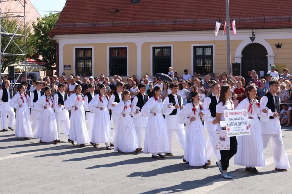 /VELIKA FOTOGALERIJA/ Ljepota tradicije i bogatstvo narodnih običaja dočarana na 58. Đakovačkim vezovima