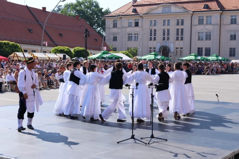 /VELIKA FOTOGALERIJA/ Ljepota tradicije i bogatstvo narodnih običaja dočarana na 58. Đakovačkim vezovima