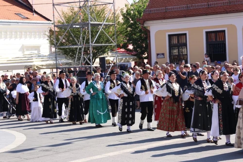 /VELIKA FOTOGALERIJA/ Ljepota tradicije i bogatstvo narodnih običaja dočarana na 58. Đakovačkim vezovima