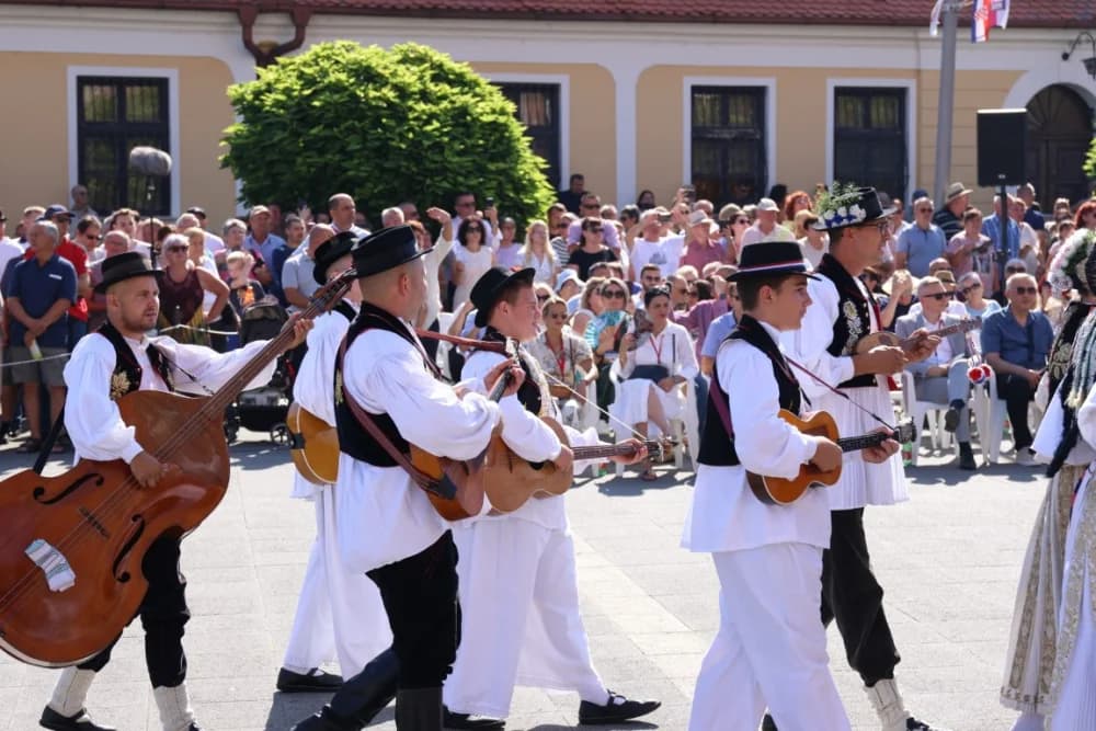 /VELIKA FOTOGALERIJA/ Ljepota tradicije i bogatstvo narodnih običaja dočarana na 58. Đakovačkim vezovima