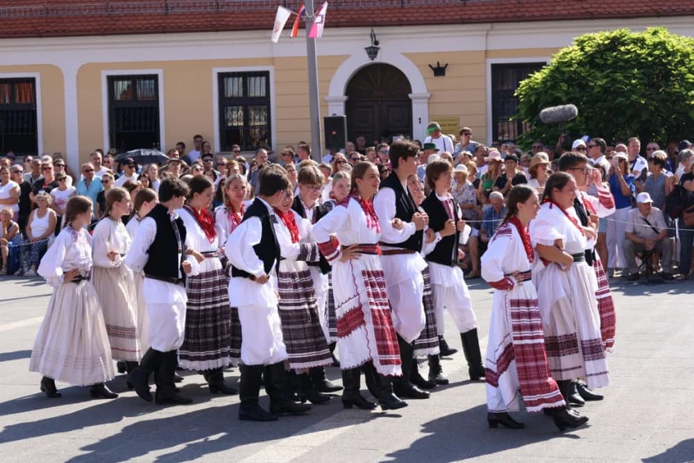 /VELIKA FOTOGALERIJA/ Ljepota tradicije i bogatstvo narodnih običaja dočarana na 58. Đakovačkim vezovima