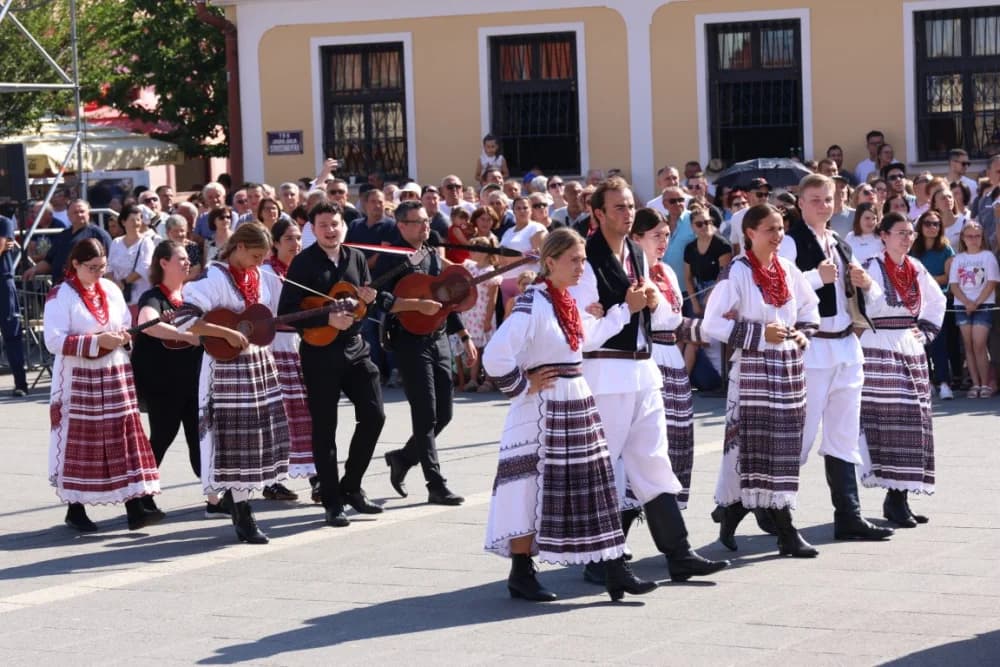 /VELIKA FOTOGALERIJA/ Ljepota tradicije i bogatstvo narodnih običaja dočarana na 58. Đakovačkim vezovima