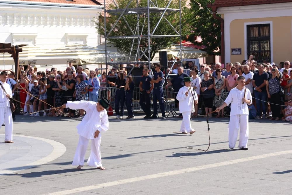 /VELIKA FOTOGALERIJA/ Ljepota tradicije i bogatstvo narodnih običaja dočarana na 58. Đakovačkim vezovima