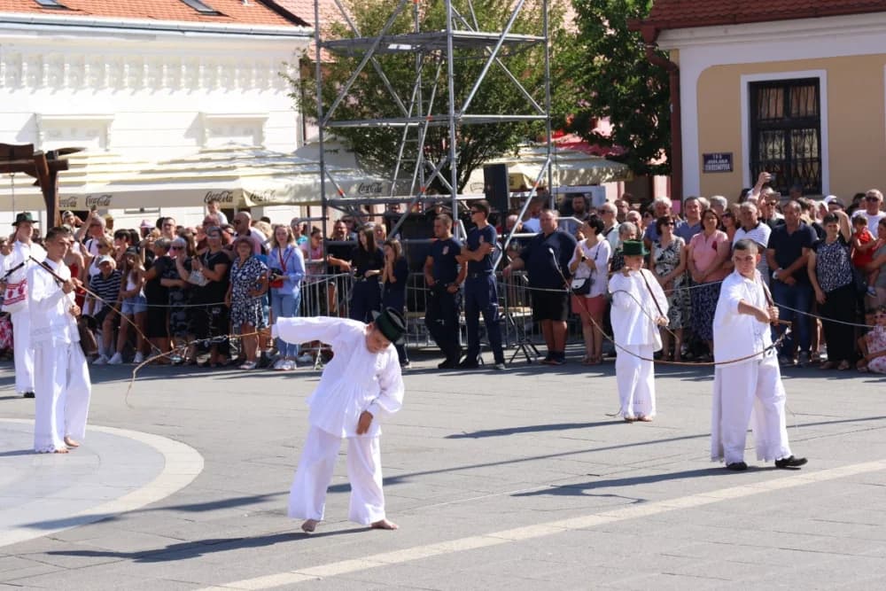 /VELIKA FOTOGALERIJA/ Ljepota tradicije i bogatstvo narodnih običaja dočarana na 58. Đakovačkim vezovima