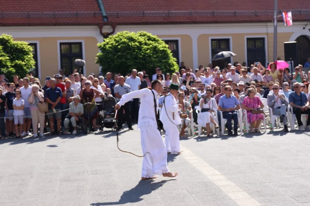 /VELIKA FOTOGALERIJA/ Ljepota tradicije i bogatstvo narodnih običaja dočarana na 58. Đakovačkim vezovima