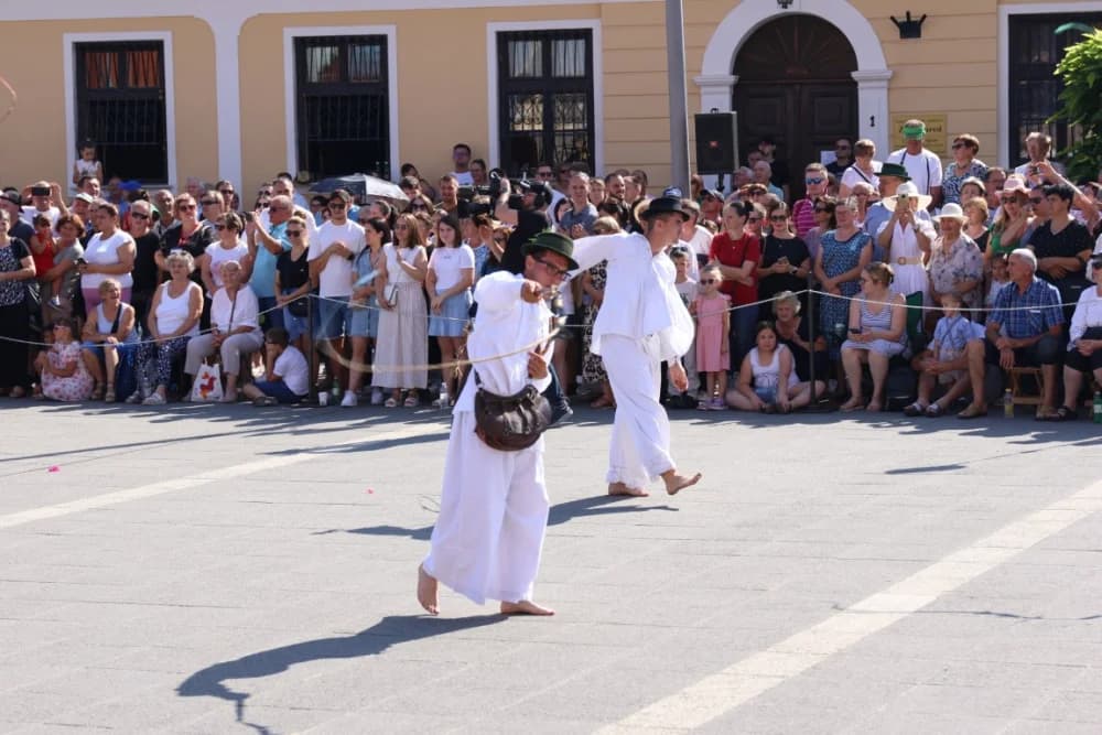 /VELIKA FOTOGALERIJA/ Ljepota tradicije i bogatstvo narodnih običaja dočarana na 58. Đakovačkim vezovima