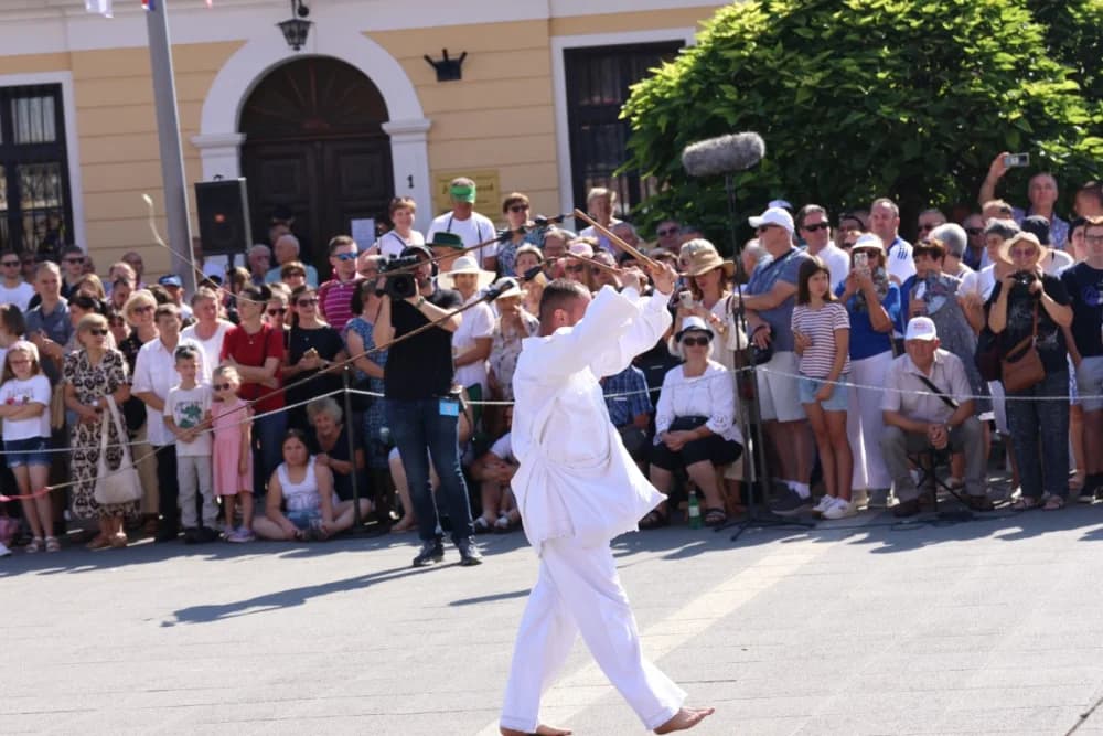 /VELIKA FOTOGALERIJA/ Ljepota tradicije i bogatstvo narodnih običaja dočarana na 58. Đakovačkim vezovima
