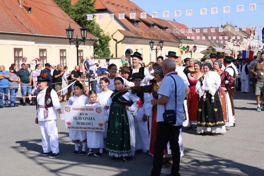 /VELIKA FOTOGALERIJA/ Ljepota tradicije i bogatstvo narodnih običaja dočarana na 58. Đakovačkim vezovima