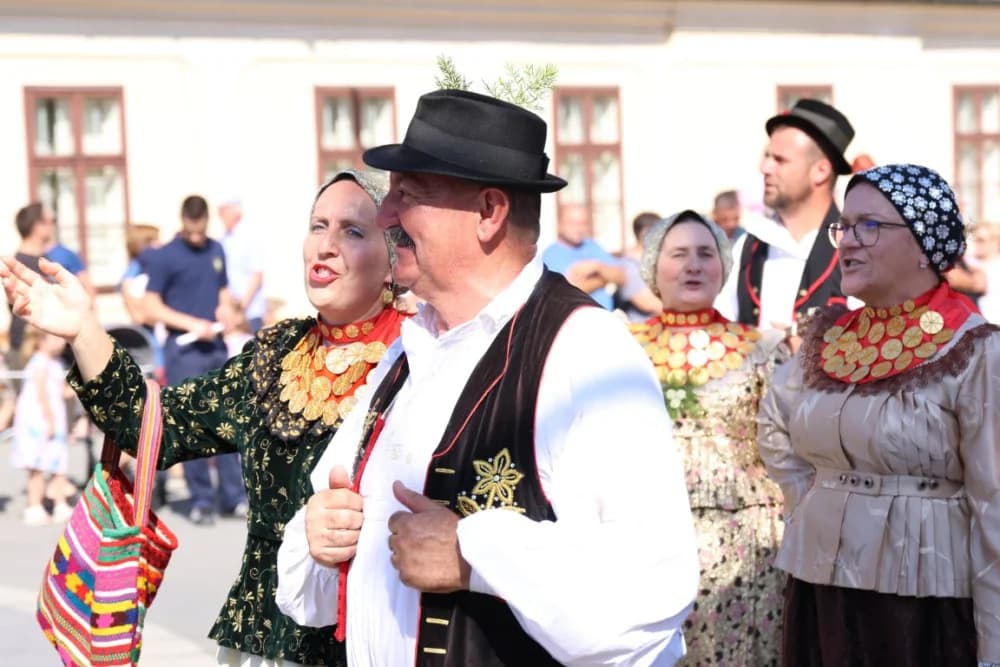 /VELIKA FOTOGALERIJA/ Ljepota tradicije i bogatstvo narodnih običaja dočarana na 58. Đakovačkim vezovima
