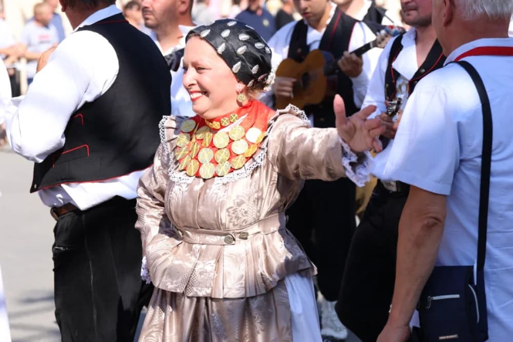 /VELIKA FOTOGALERIJA/ Ljepota tradicije i bogatstvo narodnih običaja dočarana na 58. Đakovačkim vezovima