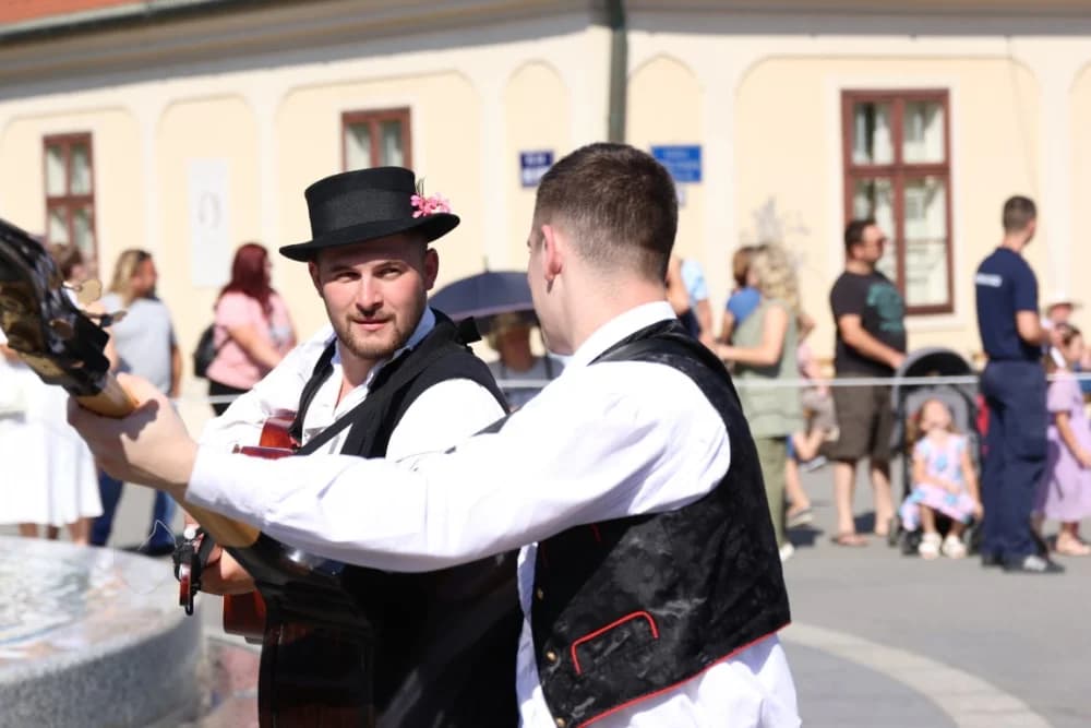 /VELIKA FOTOGALERIJA/ Ljepota tradicije i bogatstvo narodnih običaja dočarana na 58. Đakovačkim vezovima