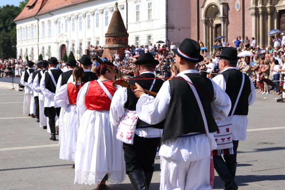 /VELIKA FOTOGALERIJA/ Ljepota tradicije i bogatstvo narodnih običaja dočarana na 58. Đakovačkim vezovima