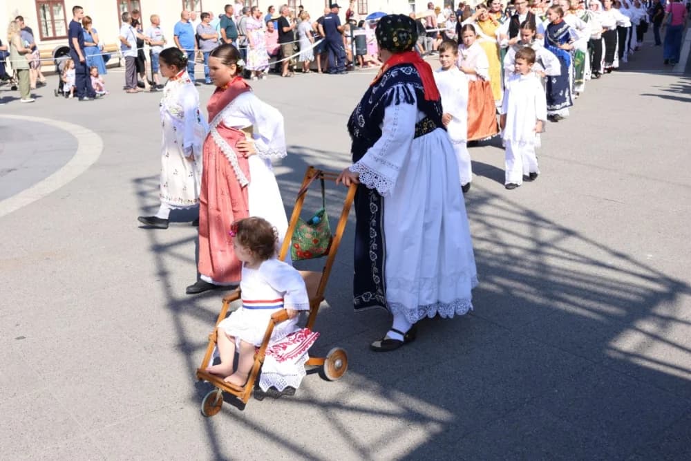 /VELIKA FOTOGALERIJA/ Ljepota tradicije i bogatstvo narodnih običaja dočarana na 58. Đakovačkim vezovima