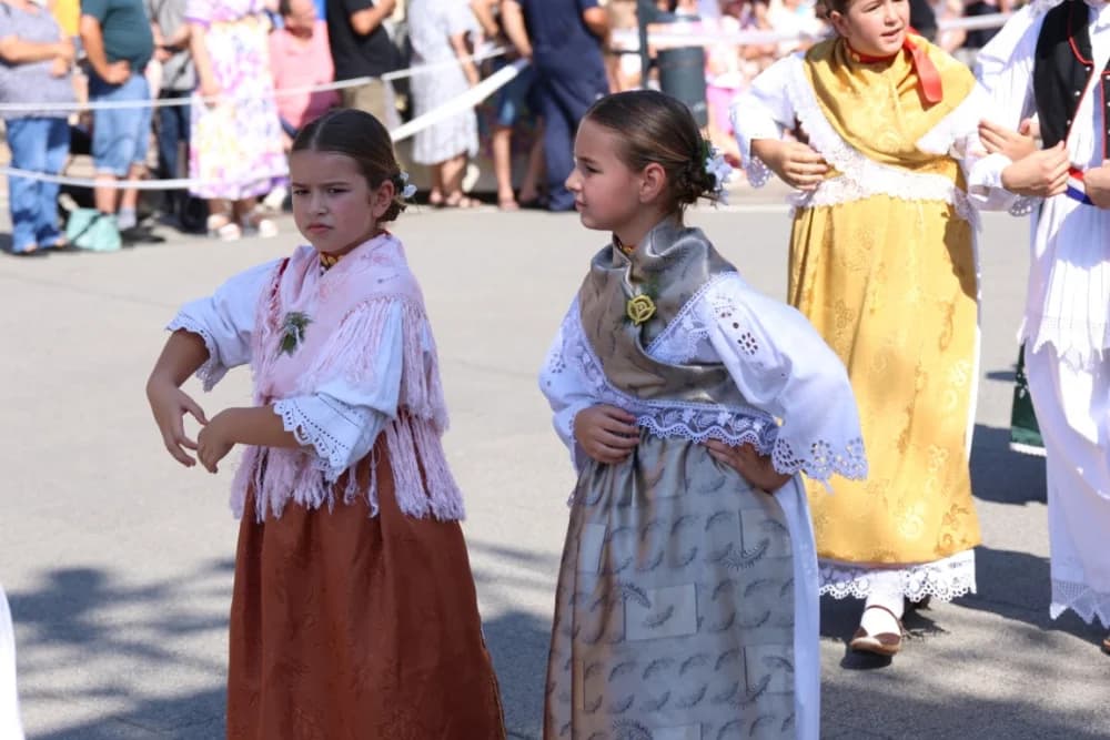 /VELIKA FOTOGALERIJA/ Ljepota tradicije i bogatstvo narodnih običaja dočarana na 58. Đakovačkim vezovima