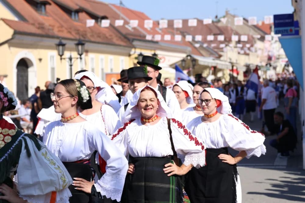 /VELIKA FOTOGALERIJA/ Ljepota tradicije i bogatstvo narodnih običaja dočarana na 58. Đakovačkim vezovima