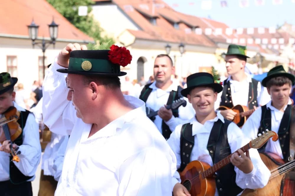 /VELIKA FOTOGALERIJA/ Ljepota tradicije i bogatstvo narodnih običaja dočarana na 58. Đakovačkim vezovima