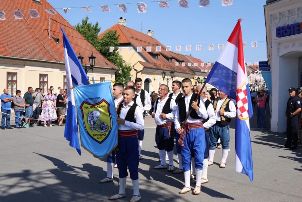 /VELIKA FOTOGALERIJA/ Ljepota tradicije i bogatstvo narodnih običaja dočarana na 58. Đakovačkim vezovima