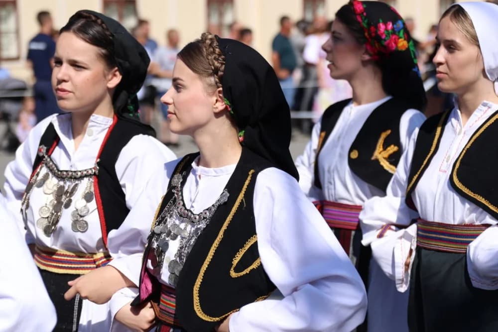 /VELIKA FOTOGALERIJA/ Ljepota tradicije i bogatstvo narodnih običaja dočarana na 58. Đakovačkim vezovima