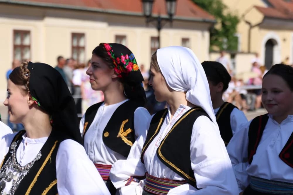 /VELIKA FOTOGALERIJA/ Ljepota tradicije i bogatstvo narodnih običaja dočarana na 58. Đakovačkim vezovima