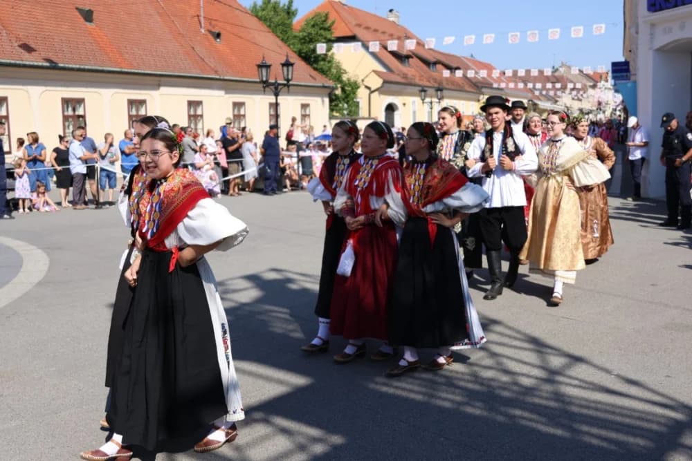 /VELIKA FOTOGALERIJA/ Ljepota tradicije i bogatstvo narodnih običaja dočarana na 58. Đakovačkim vezovima