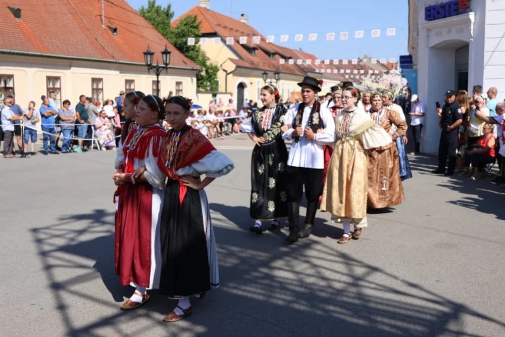 /VELIKA FOTOGALERIJA/ Ljepota tradicije i bogatstvo narodnih običaja dočarana na 58. Đakovačkim vezovima