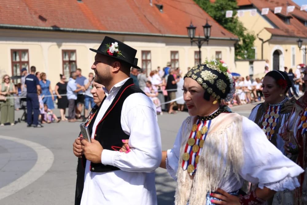 /VELIKA FOTOGALERIJA/ Ljepota tradicije i bogatstvo narodnih običaja dočarana na 58. Đakovačkim vezovima