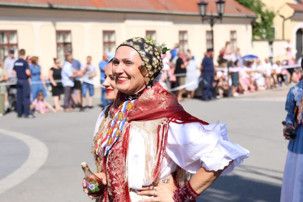 /VELIKA FOTOGALERIJA/ Ljepota tradicije i bogatstvo narodnih običaja dočarana na 58. Đakovačkim vezovima