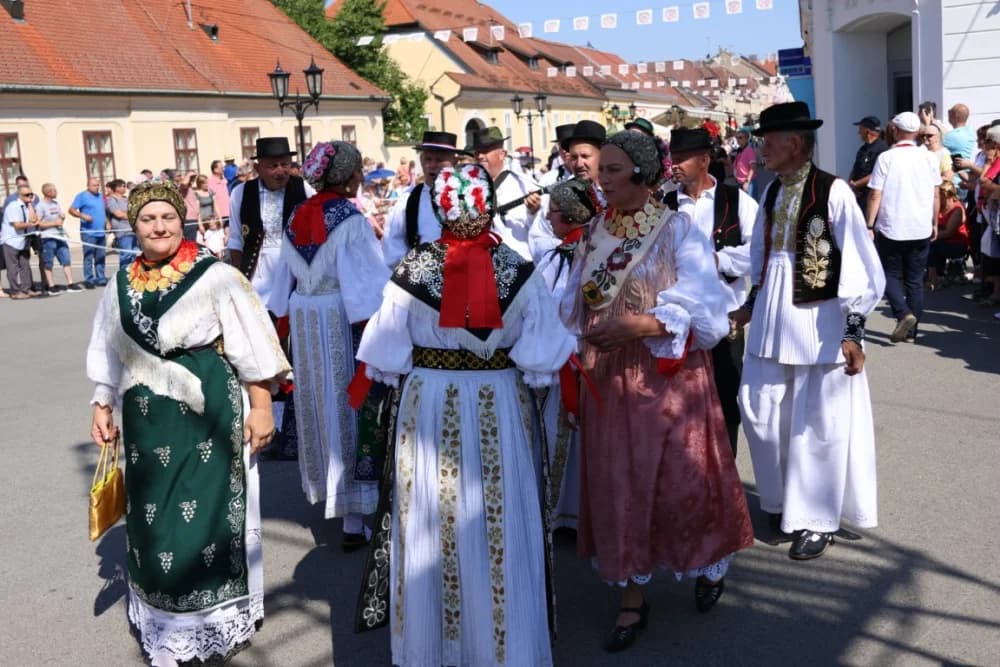 /VELIKA FOTOGALERIJA/ Ljepota tradicije i bogatstvo narodnih običaja dočarana na 58. Đakovačkim vezovima