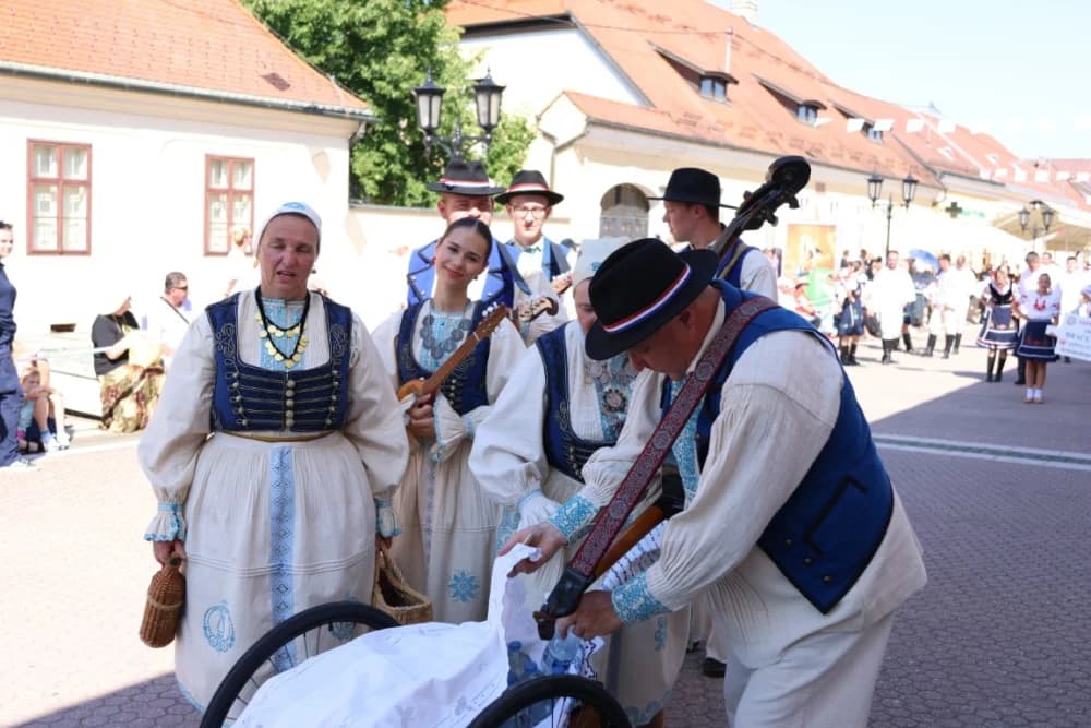 /VELIKA FOTOGALERIJA/ Ljepota tradicije i bogatstvo narodnih običaja dočarana na 58. Đakovačkim vezovima