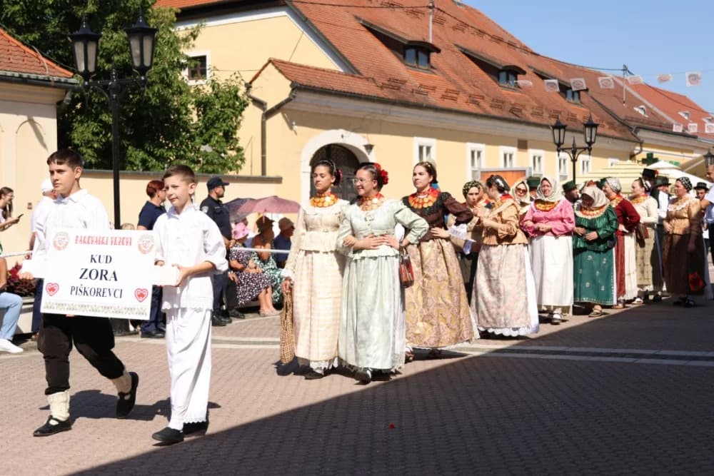 /VELIKA FOTOGALERIJA/ Ljepota tradicije i bogatstvo narodnih običaja dočarana na 58. Đakovačkim vezovima