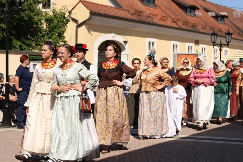 /VELIKA FOTOGALERIJA/ Ljepota tradicije i bogatstvo narodnih običaja dočarana na 58. Đakovačkim vezovima