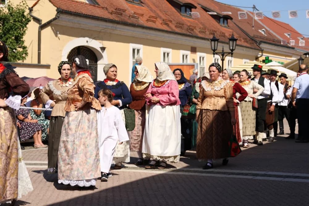 /VELIKA FOTOGALERIJA/ Ljepota tradicije i bogatstvo narodnih običaja dočarana na 58. Đakovačkim vezovima