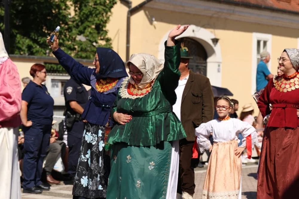 /VELIKA FOTOGALERIJA/ Ljepota tradicije i bogatstvo narodnih običaja dočarana na 58. Đakovačkim vezovima