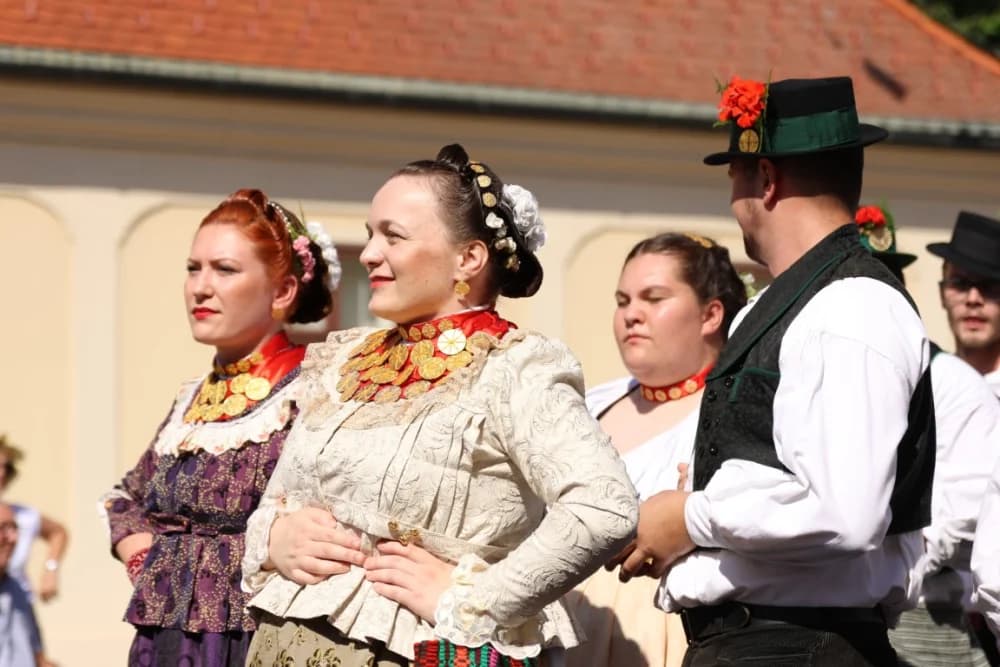 /VELIKA FOTOGALERIJA/ Ljepota tradicije i bogatstvo narodnih običaja dočarana na 58. Đakovačkim vezovima