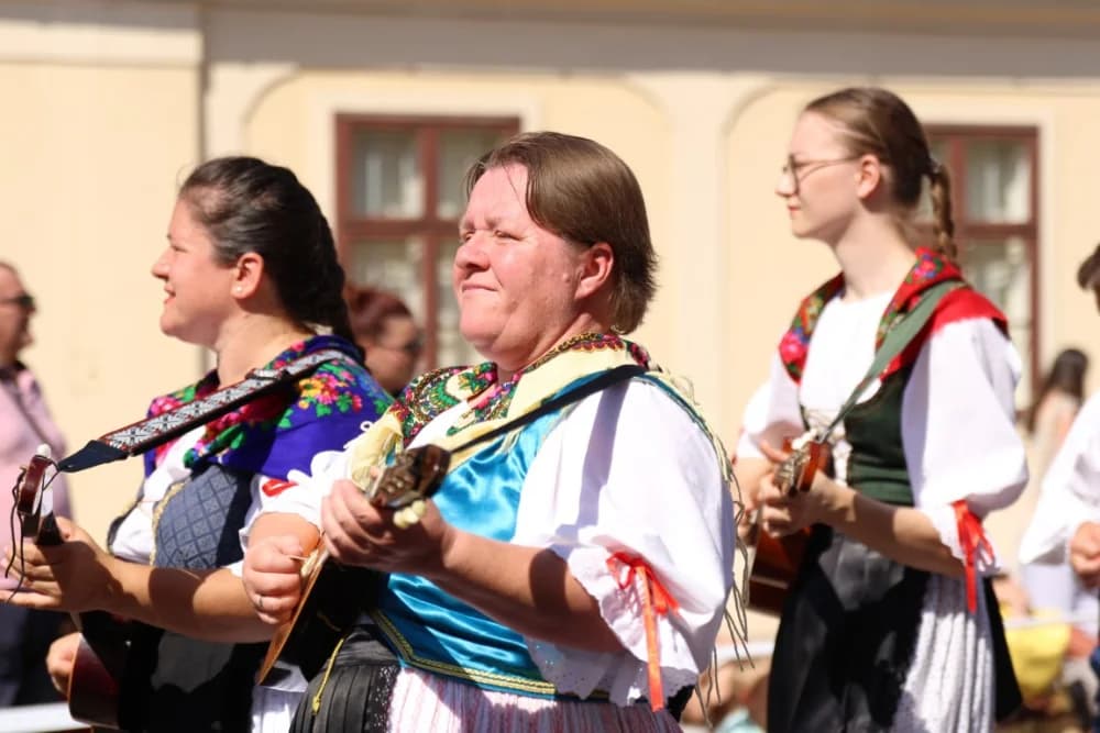 /VELIKA FOTOGALERIJA/ Ljepota tradicije i bogatstvo narodnih običaja dočarana na 58. Đakovačkim vezovima