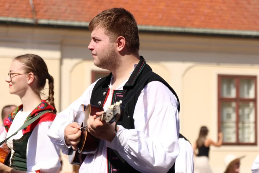 /VELIKA FOTOGALERIJA/ Ljepota tradicije i bogatstvo narodnih običaja dočarana na 58. Đakovačkim vezovima