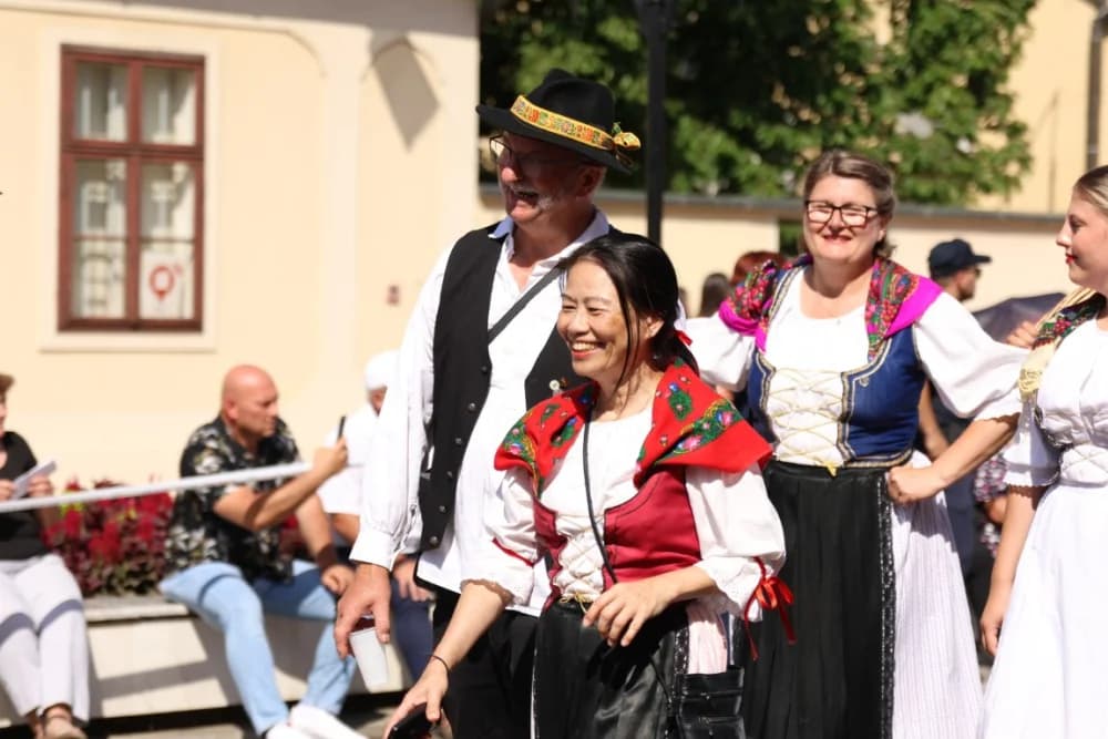 /VELIKA FOTOGALERIJA/ Ljepota tradicije i bogatstvo narodnih običaja dočarana na 58. Đakovačkim vezovima