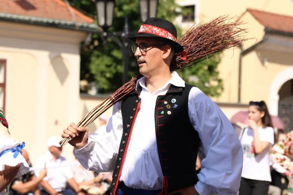 /VELIKA FOTOGALERIJA/ Ljepota tradicije i bogatstvo narodnih običaja dočarana na 58. Đakovačkim vezovima
