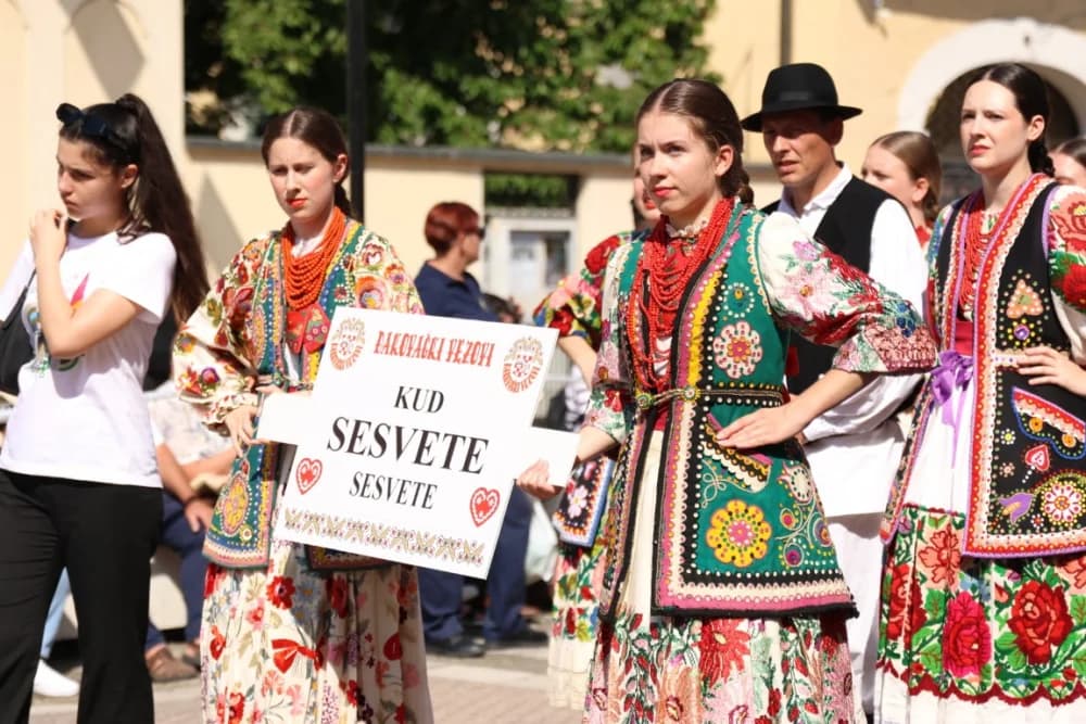/VELIKA FOTOGALERIJA/ Ljepota tradicije i bogatstvo narodnih običaja dočarana na 58. Đakovačkim vezovima