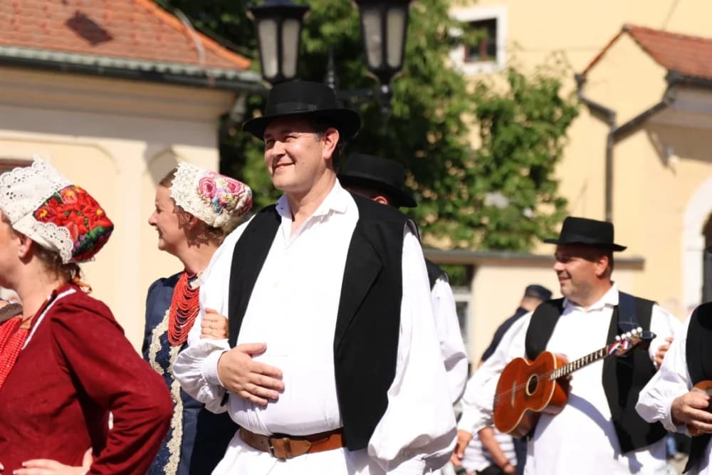 /VELIKA FOTOGALERIJA/ Ljepota tradicije i bogatstvo narodnih običaja dočarana na 58. Đakovačkim vezovima