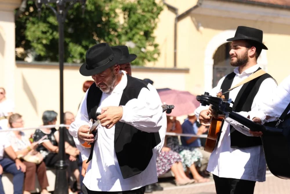 /VELIKA FOTOGALERIJA/ Ljepota tradicije i bogatstvo narodnih običaja dočarana na 58. Đakovačkim vezovima